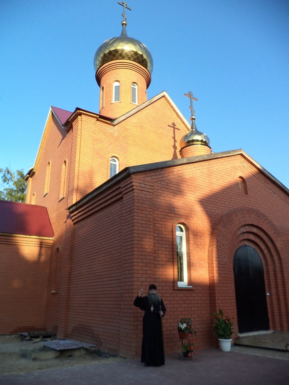 Епископ Казанский Евфимий (Дубинов) возле храма. Современное фото